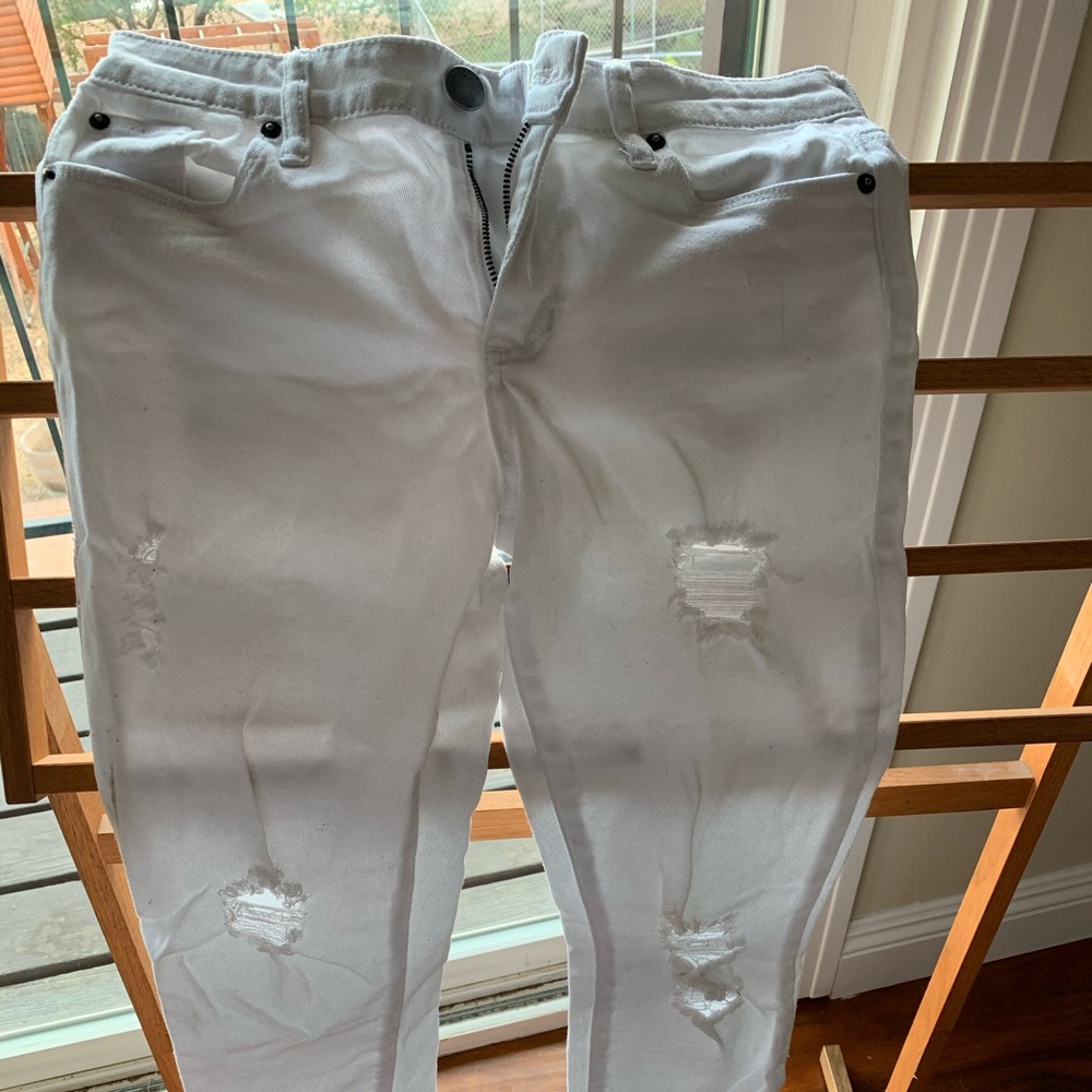 White distressed jeans